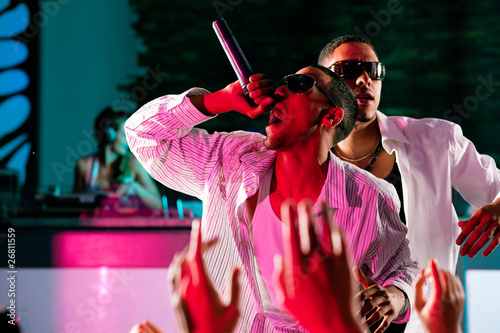 Fotografie, Obraz Rap oder Hip-Hop Musiker auf Bühne im Club