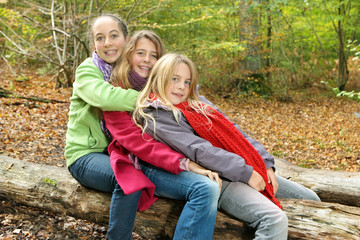 Wall Mural - Automne, trois jeunes filles en forêt