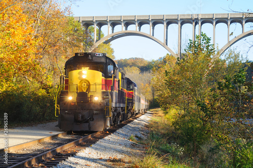 Fotografie, Obraz Train approaching below bridge over Ohio's Cuyahoga Valley