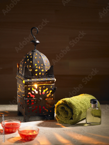 Naklejka na drzwi Arab lamp whit a candle in the hammam