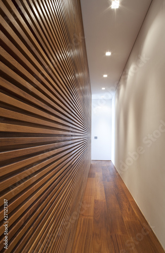 Fotografia interno di casa moderna, corridoio lungo e stretto.
