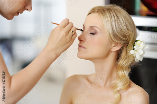 Fotografía Young beautiful bride applying wedding make-up
