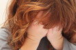 © PAO joke - Petite fille se cachant le visage