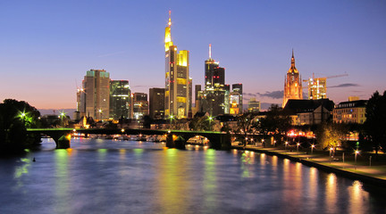 Frankfurt-Main bei Abenddämmerung