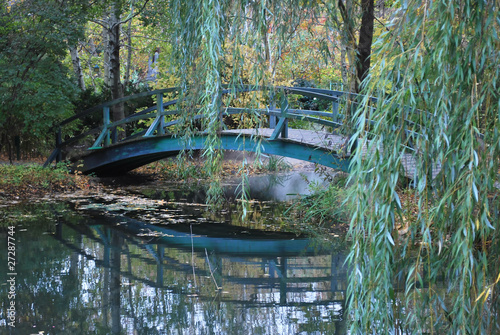 Foto Bridge in Giverny, France where Monet painted his Water Lilies