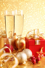 Poster - Christmas gift box with glasses of champagne