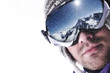 visage et masque de ski sous la neige