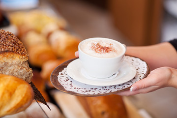 cappuccino in der bäckerei genießen