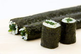 Fototapeta  - Spinat Hoso-Maki Sushi