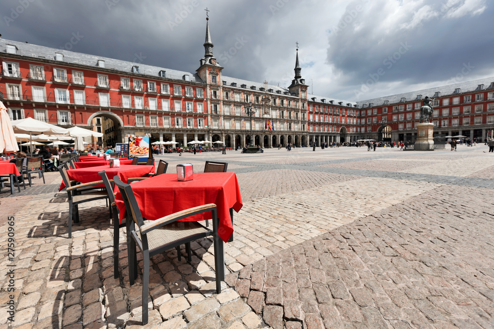 Obraz na płótnie Cafe tables with red tableclothes in Plaza Mayor. Madrid. w salonie