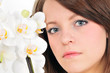 Mädchen mit weißen Orchideen