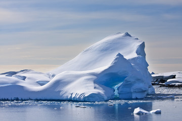 Wall Mural - antarctic iceberg
