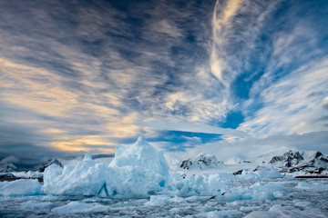 Poster - Beautiful snow-capped mountains