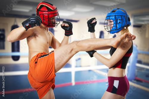 Two person training kikboxing on ring Tableau sur Toile