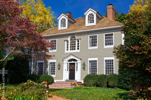 Fotografía Suburban Single Family House Georgian Colonial Revival Autumn