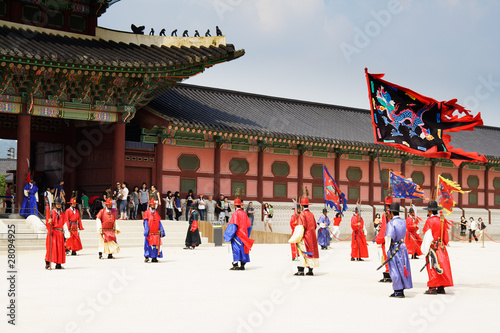 Fotografía SOUTH KOREA. SEOUL - JULY 30: Changing of a guards of king's pal