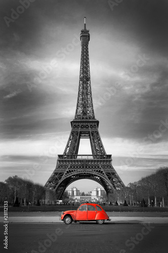 Fototapeta na wymiar Tour Eiffel et voiture rouge- Paris