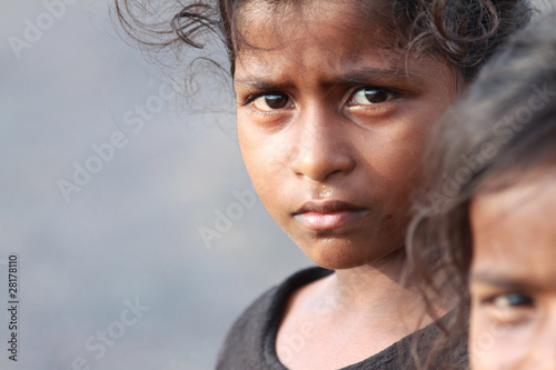 Cuadros en Lienzo Indian Rural Girl with Grim Expression