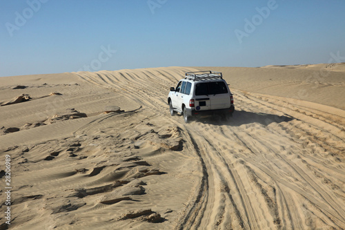 Nowoczesny obraz na płótnie Car in desert