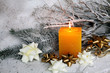 composizione natalizia con candela gialla