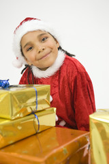 Wall Mural - Jeune fille déguisée en mère Noël - distribution de cadeaux