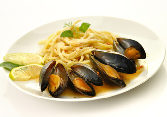 Wall Mural - mussels in tomato garlic sauce with spaghetti