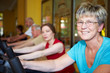 © Robert Kneschke - Seniorin im Spinning-Kurs