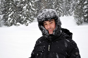 uomo nella tormenta di neve