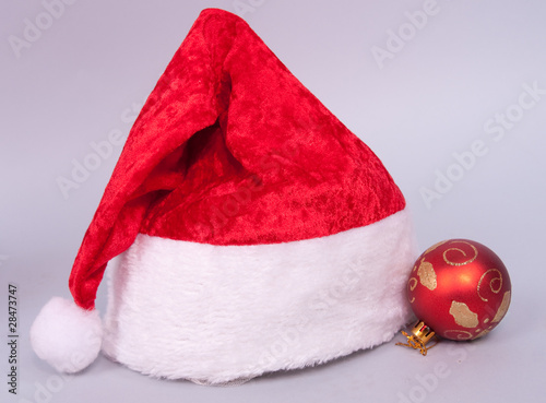 Bonnet De Noël Et Boule Rouge Sur Fond Gris Buy This Stock