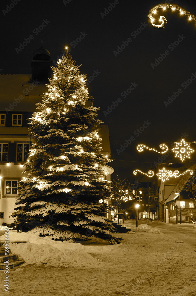 Stock-Foto „Beleuchteter Weihnachtsbaum im Schnee bei Nacht“