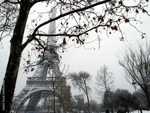 francja-paryz-trocadero-pod-sniegiem