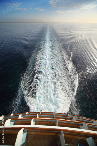 Fotografía view from stern of big cruise ship. sea, skyline, splashes.