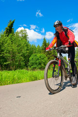 Traveling cyclist