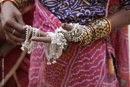 Foto indian woman showing traditional jewelry.