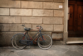 Fototapete - Italian old-style bicyles in Lucca, Tuscany