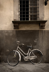 Fototapete - Italian old-style bicyle in Lucca, Tuscany