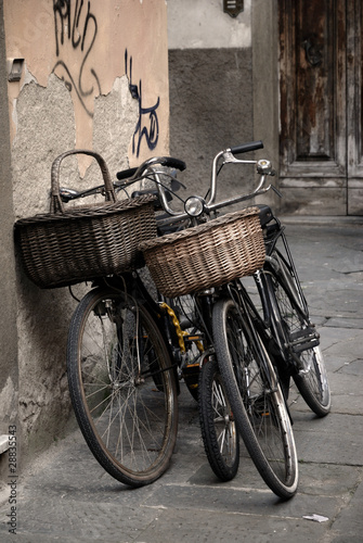 Naklejka na drzwi Italian old-style bicycles in Lucca, Tuscany