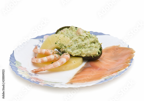 aguacates rellenos de salmon y gambas