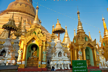 Wall Mural - Shwedagon Paya, Yangoon, Myanmar.