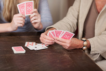 Oma Und Enkelin Spielen Karten