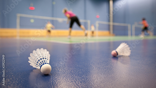 Dekoracja na wymiar  badminton-korty-do-badmintona-z-rywalizujacymi-zawodnikami-lotka-do-badmintona