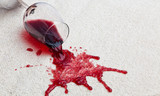 Fototapeta  - Rotweinglas verschmutzt Teppich.