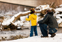 Familie Auf Winterspaziergang Am Fluss