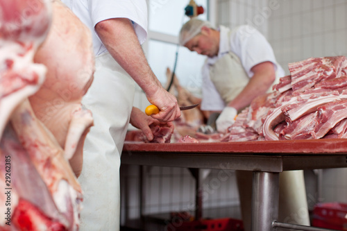 Fotomural zwei metzger zerlegen fleisch