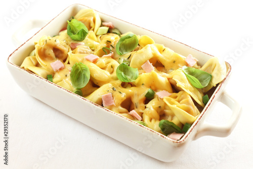Fotografía Tortellini Gratin with Ham and Basil