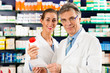 © Kzenon - Apotheker beraten sich in Apotheke