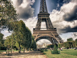 Fototapete - Eiffel Tower from Park du Champ de Mars, Paris