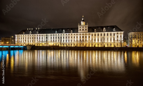 Obraz w ramie Night view on big building and river