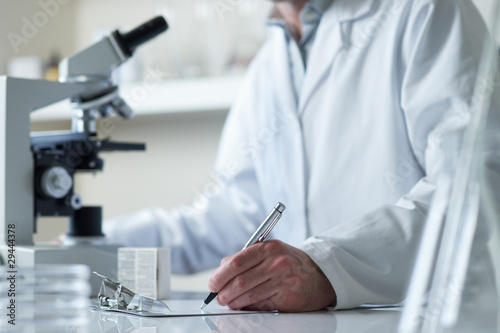 Cuadros en Lienzo scientist conducting research with microscope