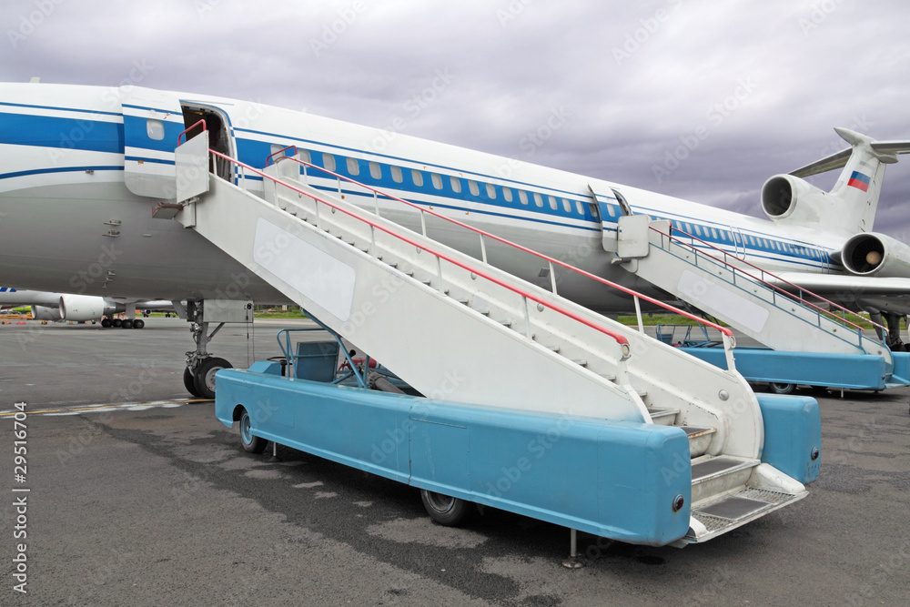 длина крыла боинг 747. аэродромный трап спт 154 чертежи. высота трапа самолета. пассажирский самоходный трап sovam sps 9. самолетная лестница трап.